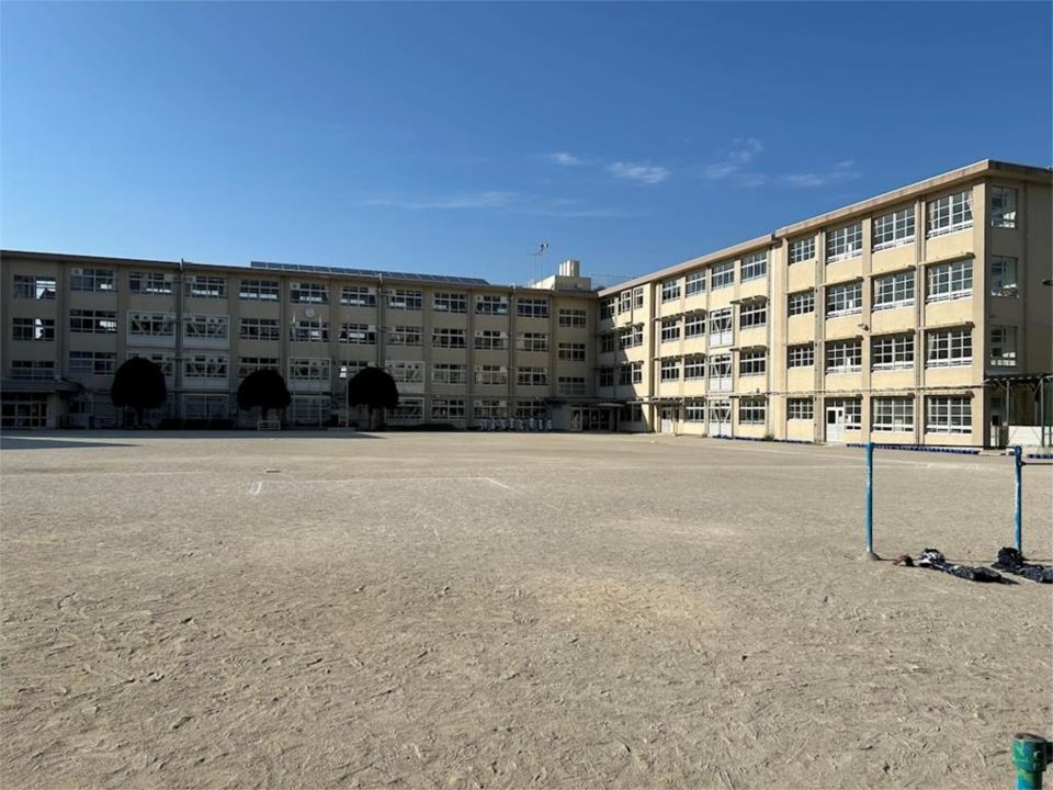 近くの福岡市立西高宮小学校まで668m（徒歩9分）