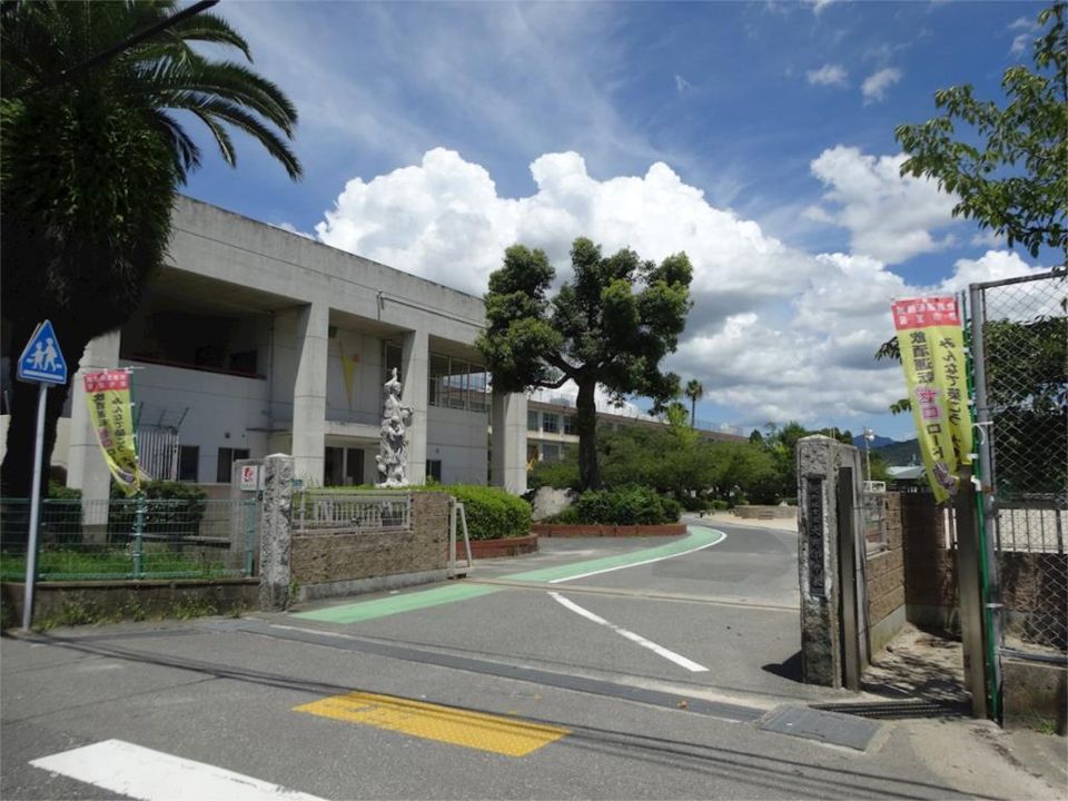 近くの大野城市立大野小学校まで1,013m（徒歩13分）