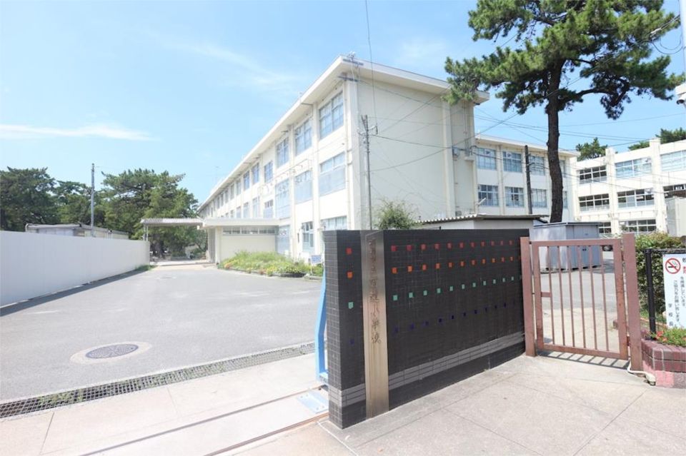 近くの百道小学校まで650m（徒歩9分）