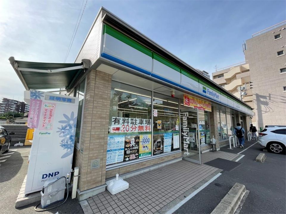 近くのファミリーマート 福岡西南学院前店まで190m（徒歩3分）