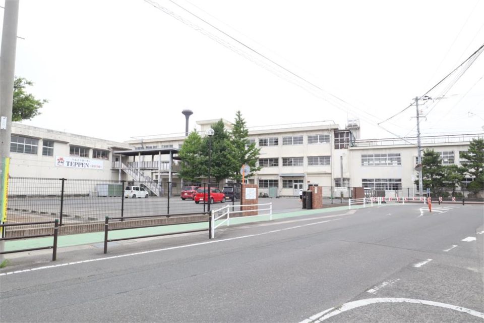 近くの春日市立春日中学校まで1,013m（徒歩13分）