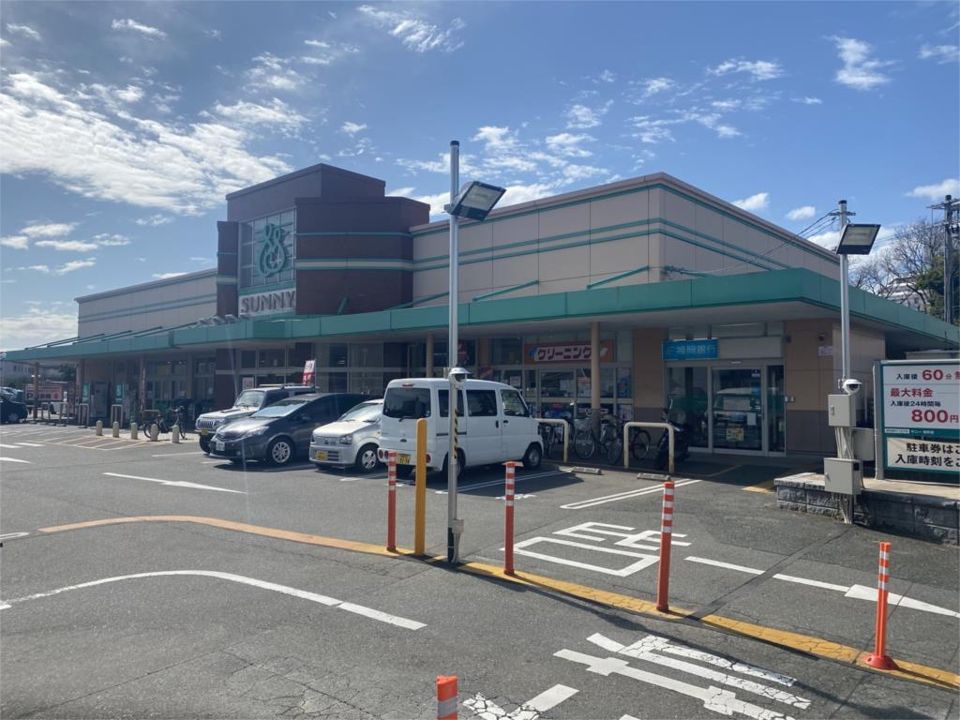 近くのサニー宝町店まで592m（徒歩8分）