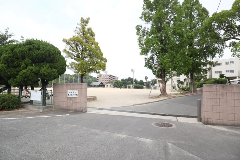近くの春日市立春日東小学校まで998m（徒歩13分）
