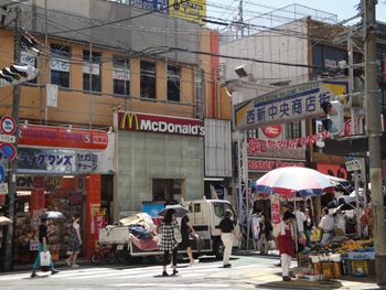近くの西新商店街まで300m（徒歩4分）