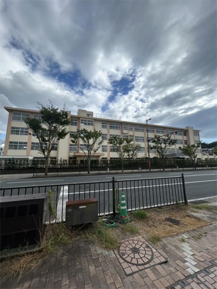 近くの福岡市立愛宕小学校まで1,074m（徒歩14分）