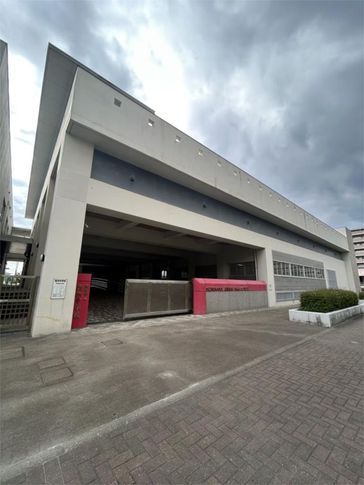 近くの福岡市立姪浜中学校まで143m（徒歩2分）