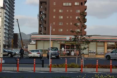 近くのセブンイレブンまで160m（徒歩2分）