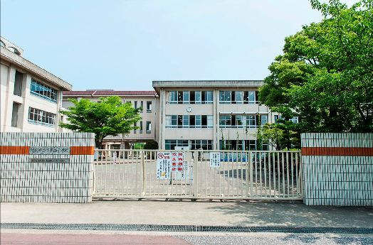 近くの福岡市立千早西小学校まで673m（徒歩9分）