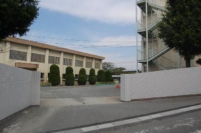 近くの名島小学校まで900m（徒歩12分）