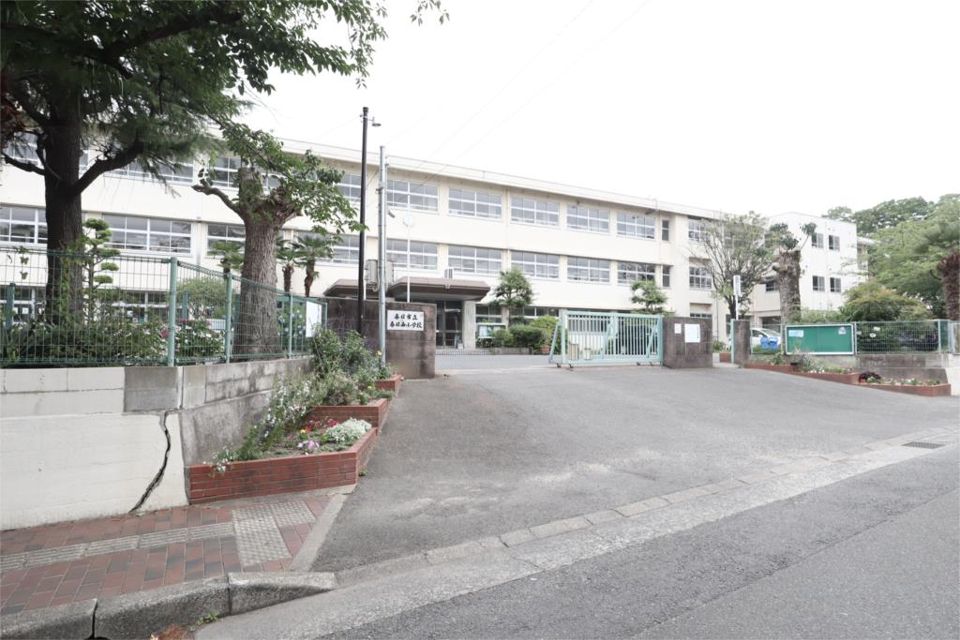 近くの春日市立春日西小学校まで549m（徒歩7分）