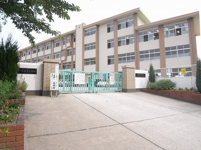 近くの福岡市立香椎東小学校まで672m（徒歩9分）