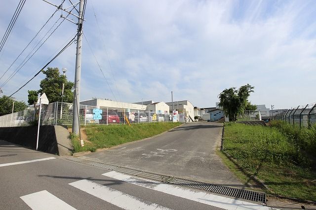 近くの新宮町立新宮東幼稚園まで90m（徒歩2分）
