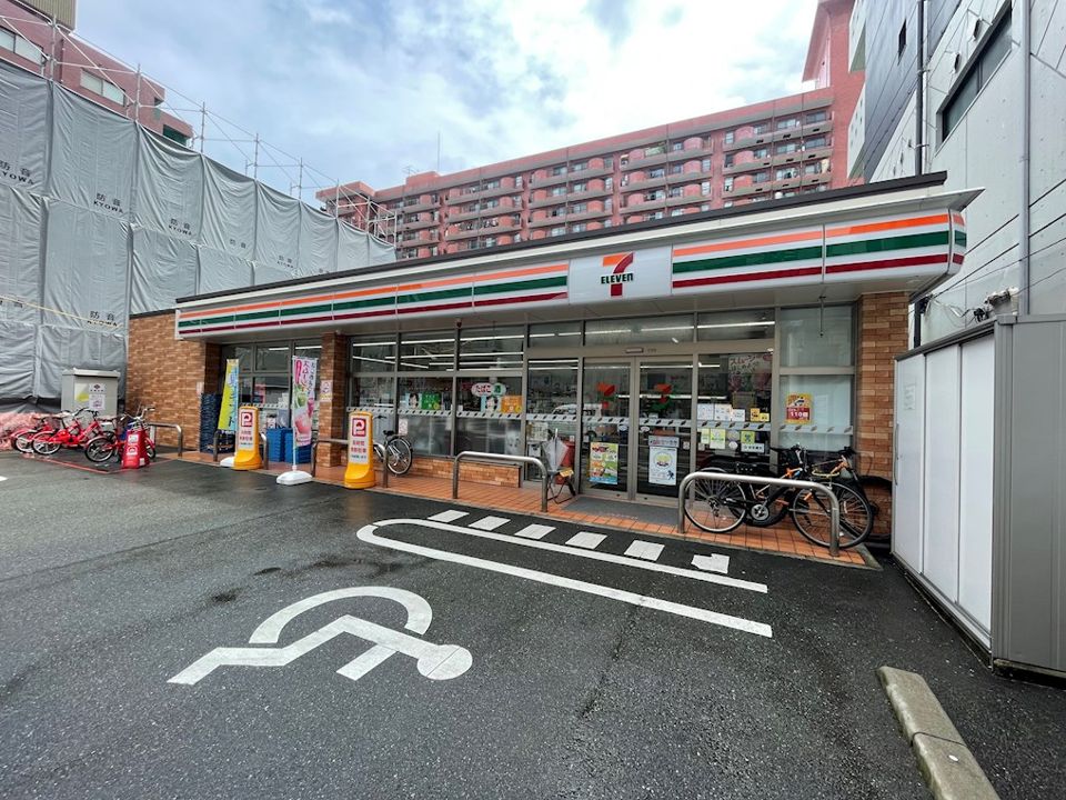 近くのセブンイレブン 福岡薬院3丁目店まで198m（徒歩3分）