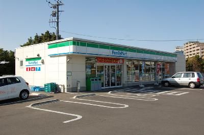 近くのファミリーマートまで750m（徒歩10分）