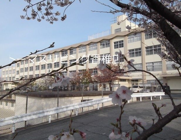 近くの福岡市立香椎第三中学校まで1,967m（徒歩25分）