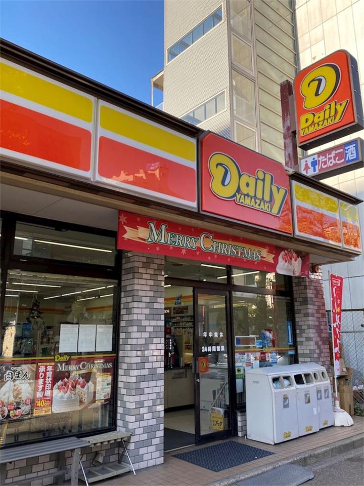 近くのデイリーヤマザキ奈良屋店まで180m（徒歩3分）