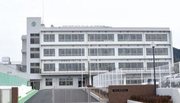 近くの新宮東中学校まで1,050m（徒歩14分）