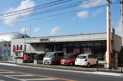 近くの新宮郵便局まで865m（徒歩11分）