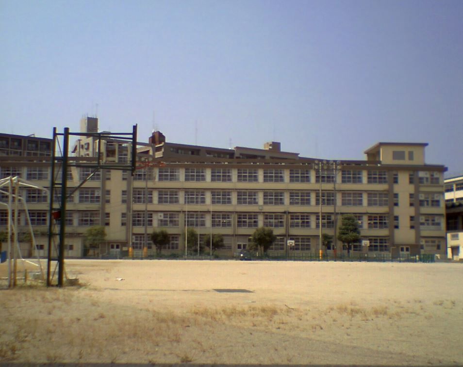 近くの馬出小学校まで270m（徒歩4分）