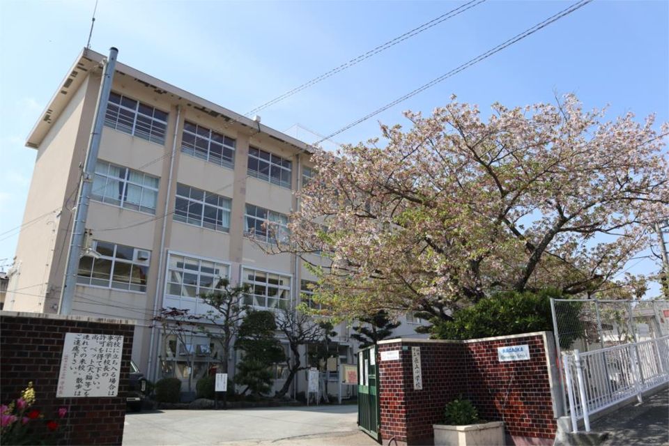 近くの福岡市立長丘小学校まで856m（徒歩11分）