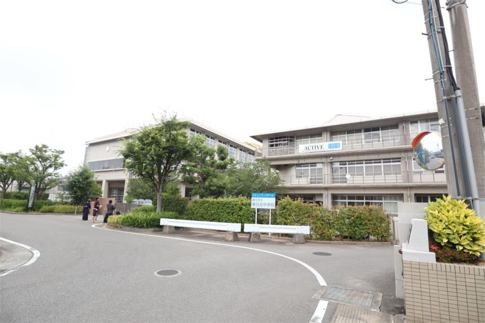 近くの春日市立春日北中学校まで1,396m（徒歩18分）