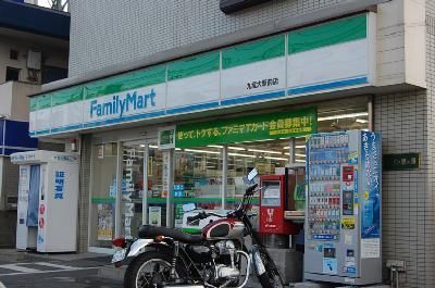近くのファミリーマートまで700m（徒歩9分）