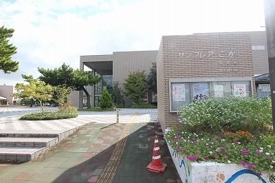 近くの古賀市立図書館まで625m（徒歩8分）