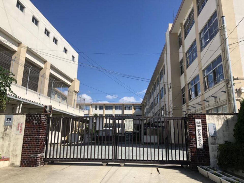 近くの福岡市立賀茂小学校まで450m（徒歩6分）