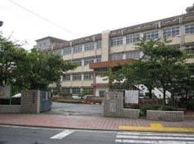 近くの馬出小学校まで500m（徒歩7分）
