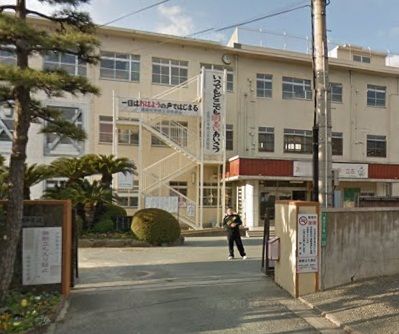 近くの福岡中学校まで1,100m（徒歩14分）