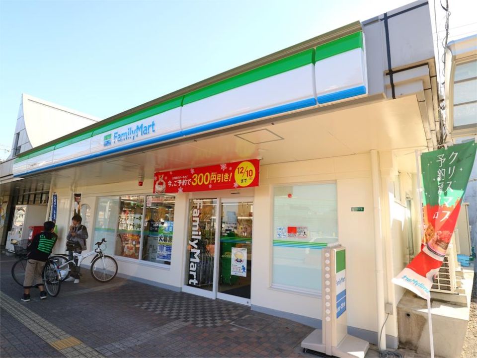 近くのファミリーマート JR教育大前駅店まで779m（徒歩10分）