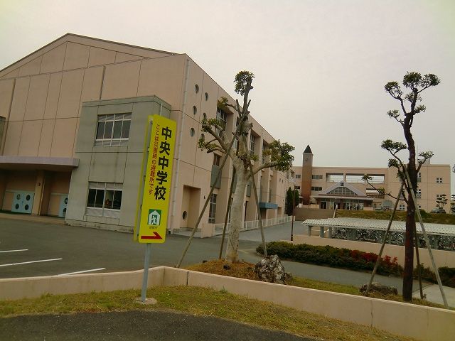 近くの中央中学校まで1,200m（徒歩15分）