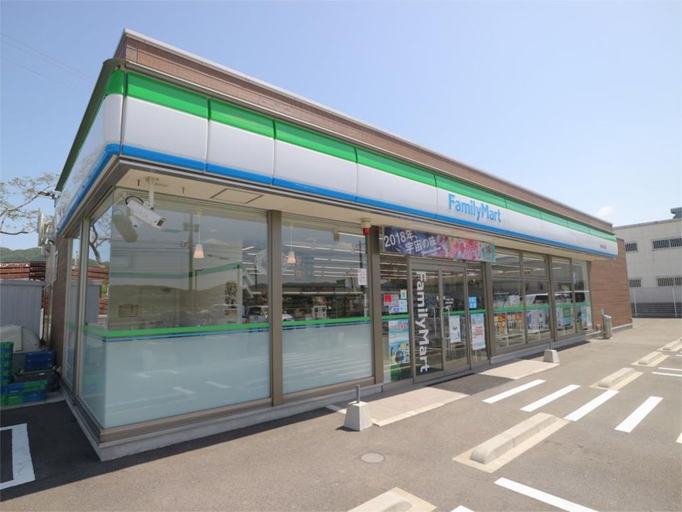 近くのファミリーマート 宗像三郎丸店まで708m（徒歩9分）