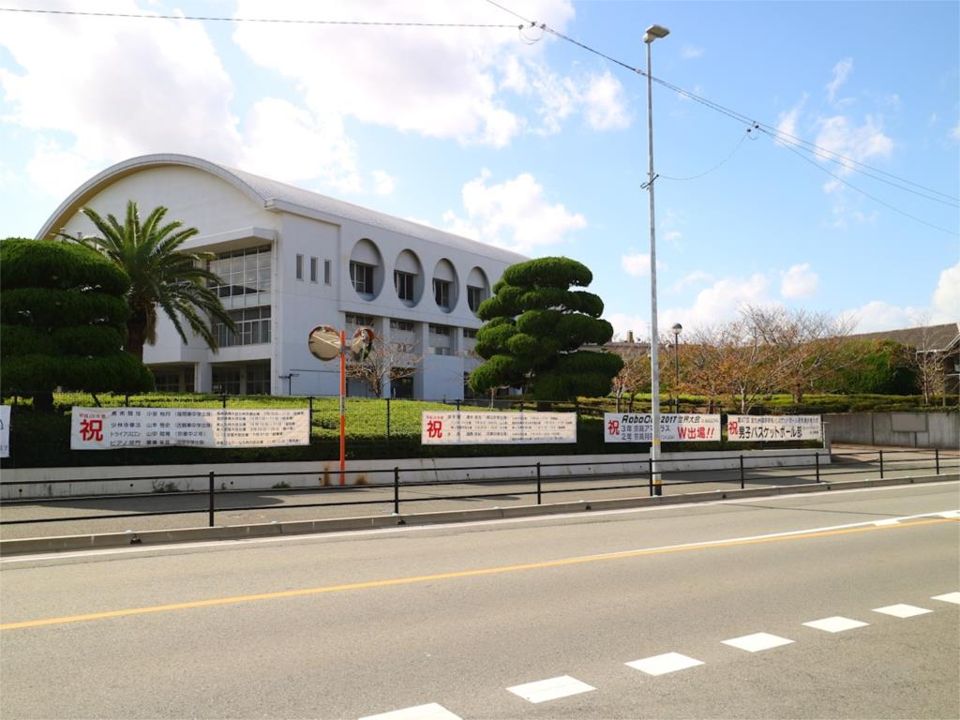 近くの福岡県立宗像中学校まで216m（徒歩3分）