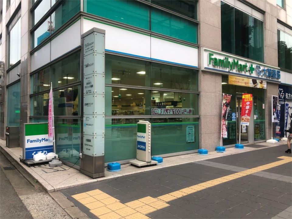 近くのファミリーマート 大賀薬局店屋町店まで127m（徒歩2分）
