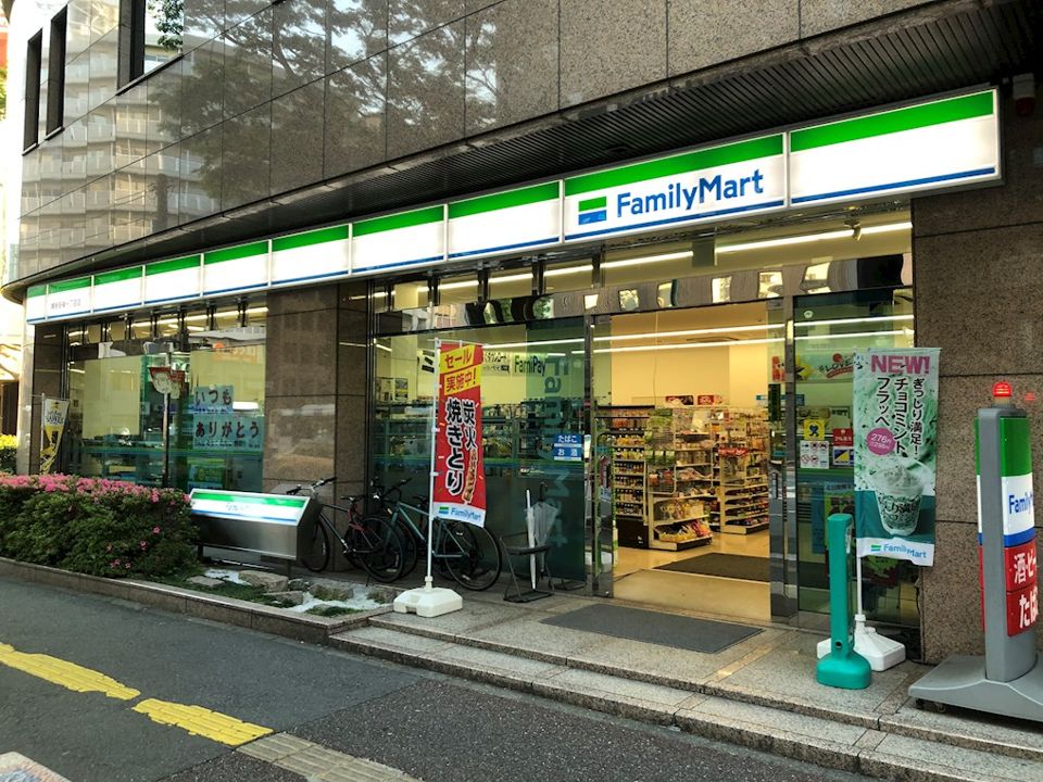 近くのファミリーマート 博多駅東一丁目店まで143m（徒歩2分）