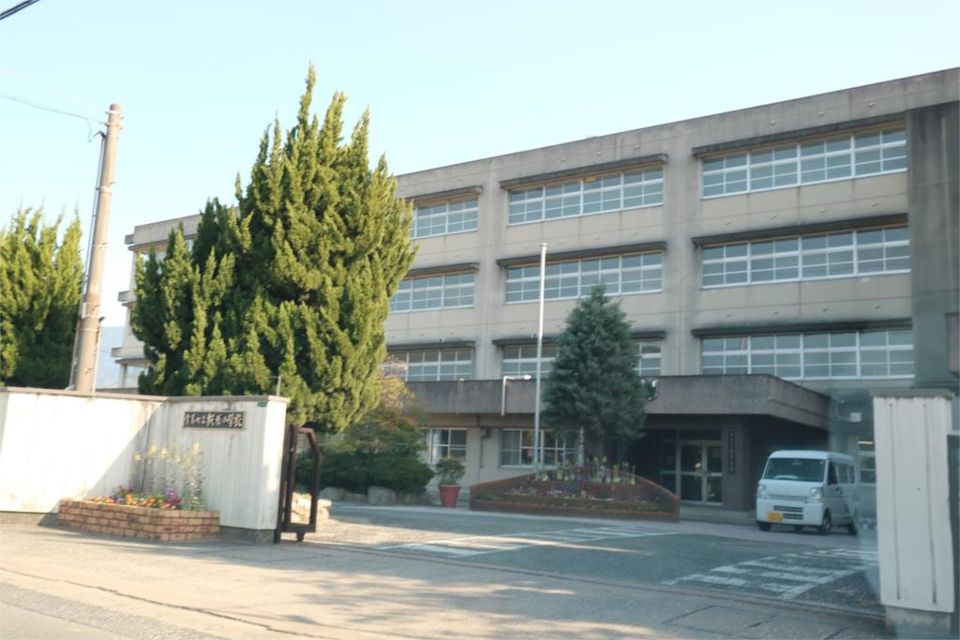 近くの宇美町立桜原小学校まで603m（徒歩8分）