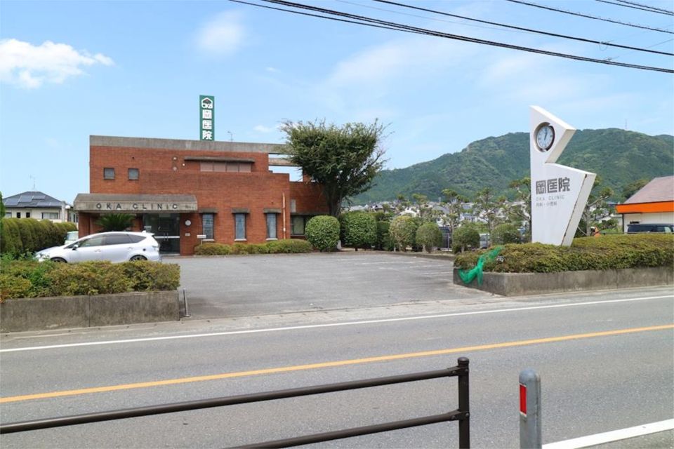近くの岡医院まで447m（徒歩6分）