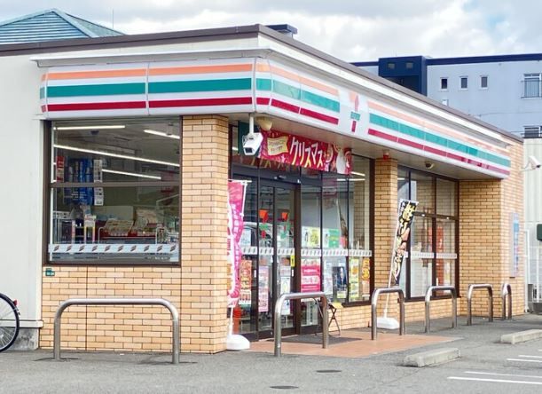 近くのセブンイレブン 博多弓田町店まで221m（徒歩3分）