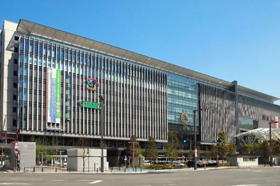 近くのJR博多シティまで574m（徒歩8分）