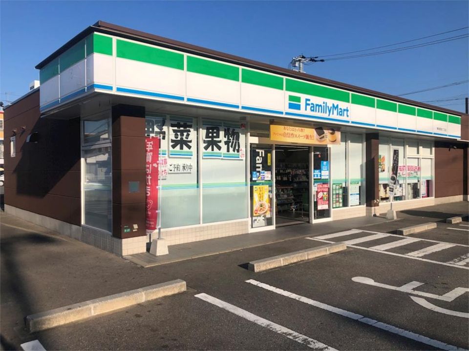 近くのファミリーマート 博多駅南六丁目店まで125m（徒歩2分）