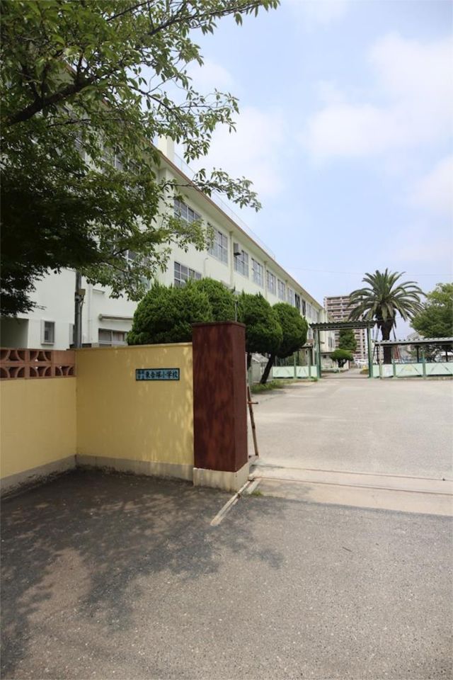 近くの東吉塚小学校まで635m（徒歩8分）