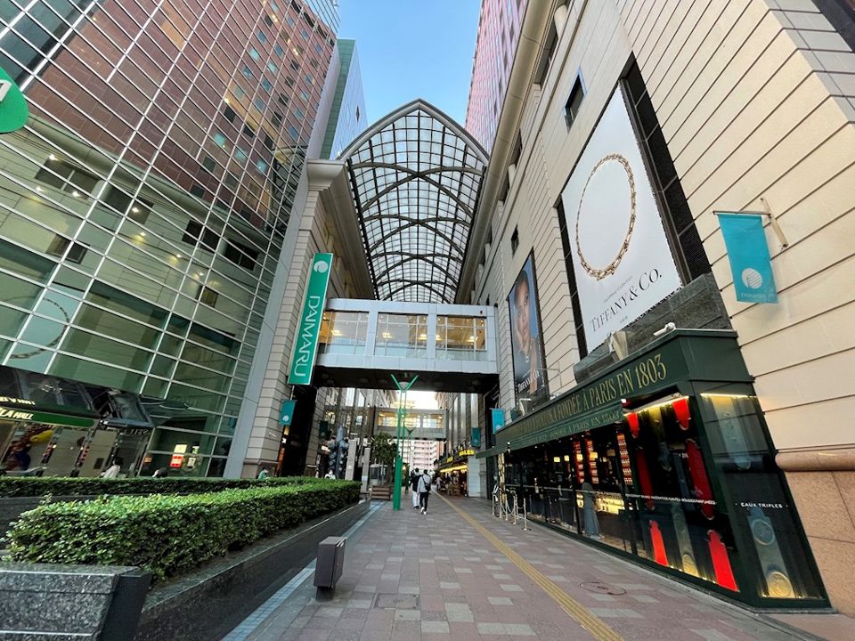 近くの大丸福岡天神店まで654m（徒歩9分）