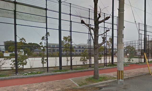 近くの諸岡中央公園まで1,030m（徒歩13分）