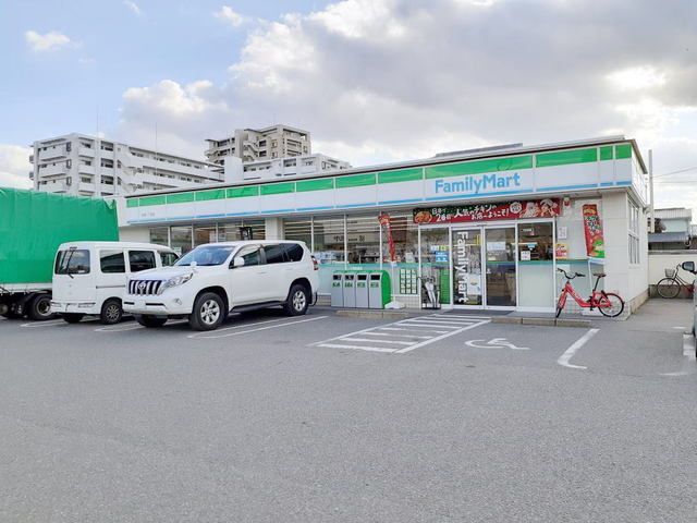 近くのファミリーマート松島1丁目店まで290m(徒歩4分)