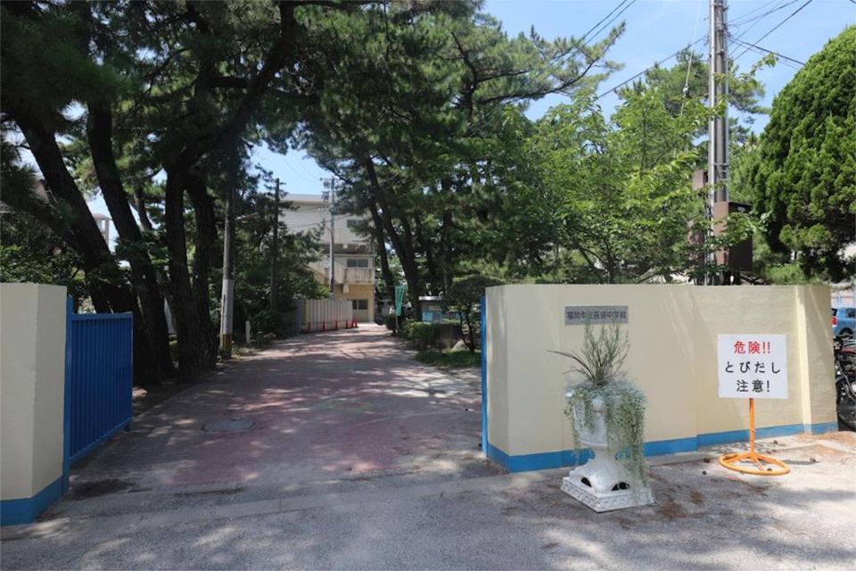 近くの百道中学校まで900m(徒歩12分)