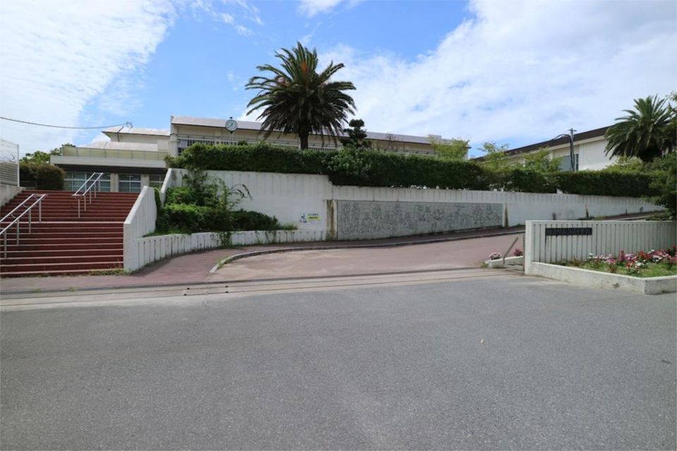 近くの粕屋町立粕屋中学校まで1,880m（徒歩24分）