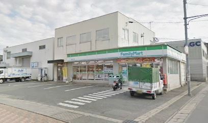 近くのファミリーマートまで205m（徒歩3分）