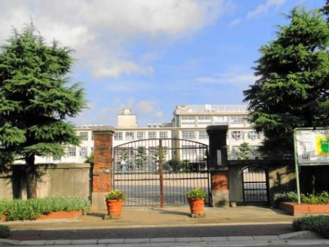 近くの福岡市立箱崎小学校まで437m(徒歩6分)