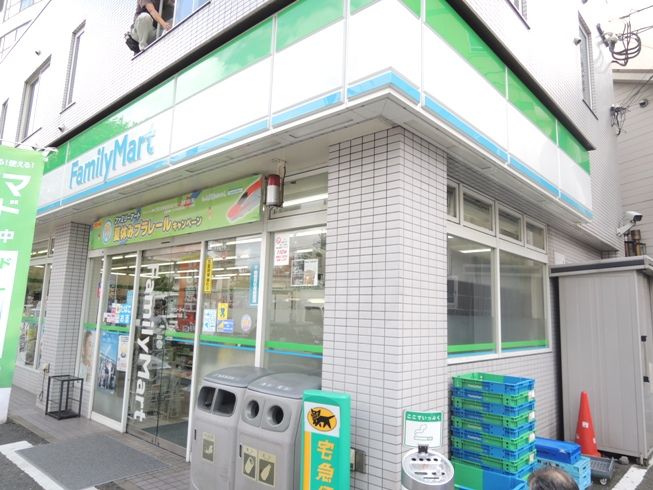 近くのファミリーマートまで15m（徒歩1分）